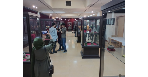 بازدید دانش‌آموزان دبیرستان کرامت از موزه تاریخ دانشگاه تبریز